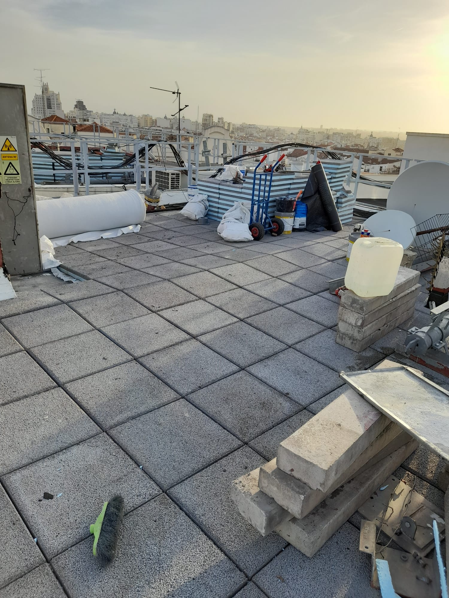 Pavimento de losas y materiales de trabajo en una azotea.