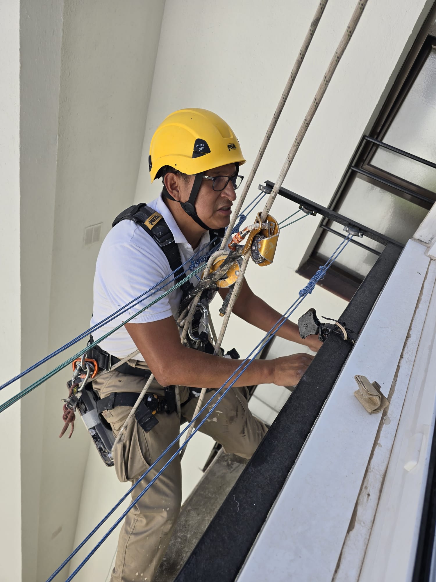 Operario realizando trabajos verticales junto a una fachada